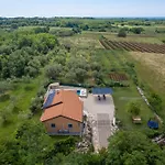 Сasa de vacaciones Pendolina With Private Pool Buje