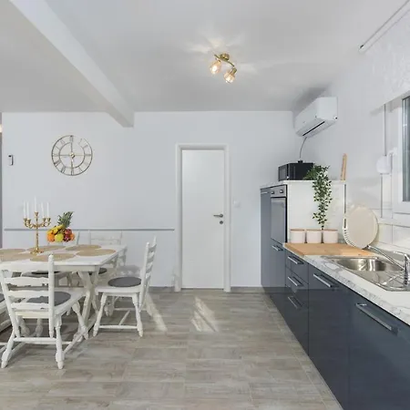 Holiday home Pendolina With Private Pool Buje