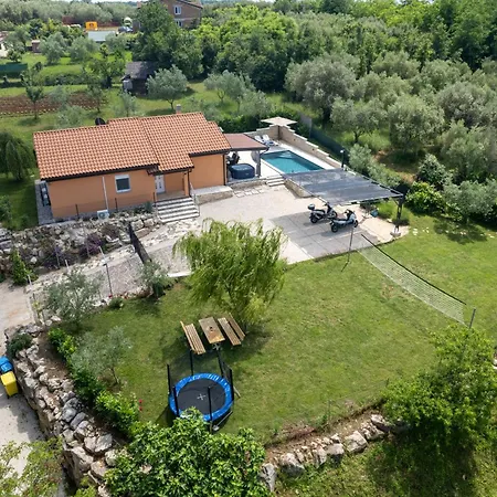 Сasa de vacaciones Pendolina With Private Pool Buje