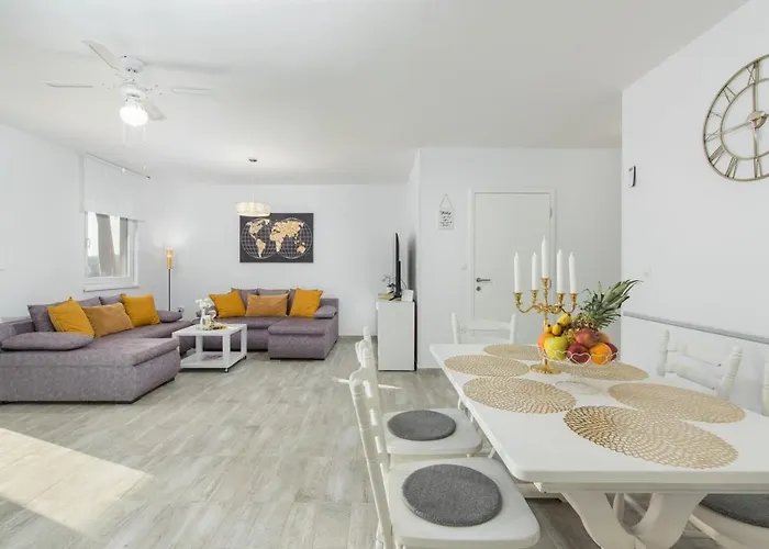 Pendolina With Private Pool 펜션 *