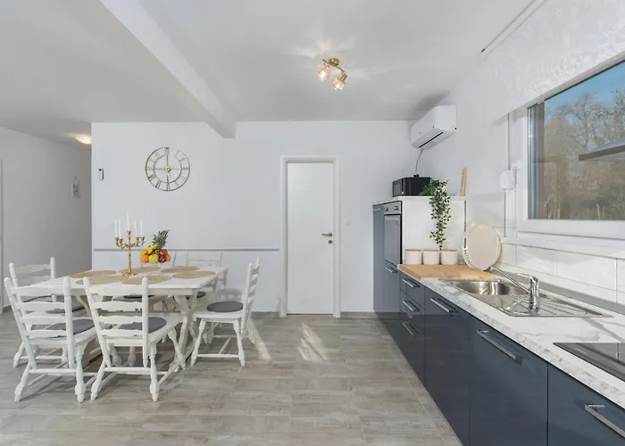 펜션 Pendolina With Private Pool 부제