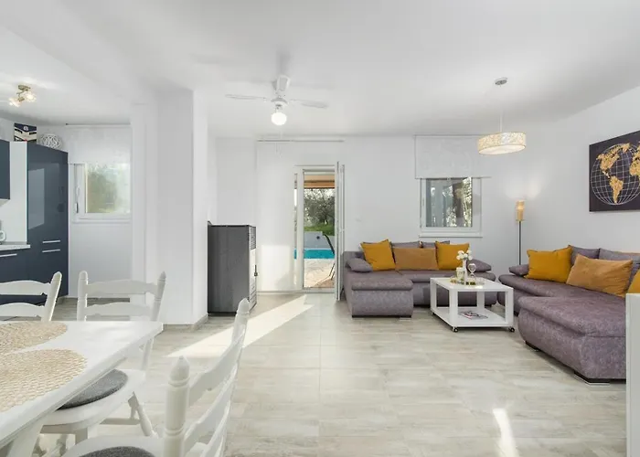 Pendolina With Private Pool 펜션 부제