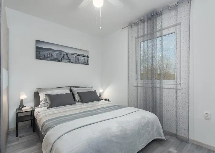 Pendolina With Private Pool 펜션 부제