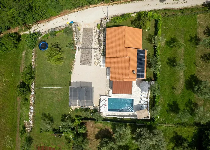 Pendolina With Private Pool 펜션 부제