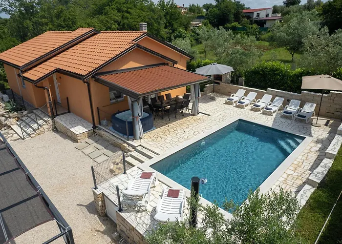 Pendolina With Private Pool 펜션 *