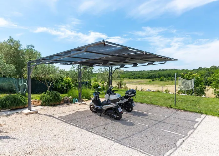 Pendolina With Private Pool 펜션 부제