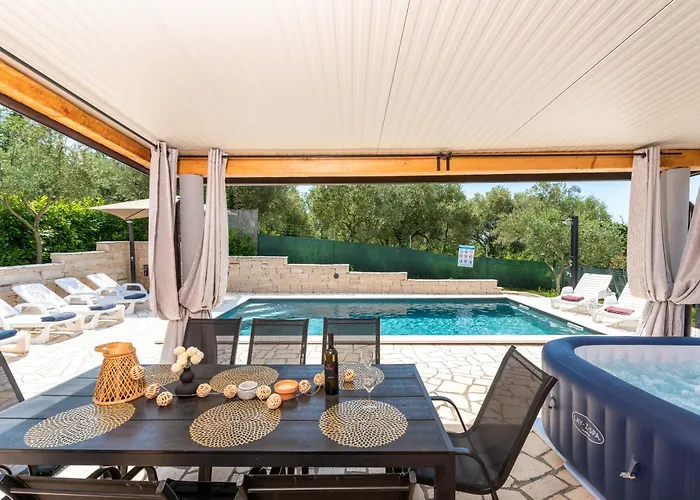 Pendolina With Private Pool 펜션 *